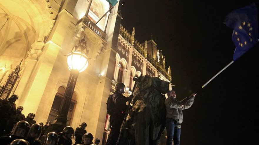 מפגין מול הפרלמנט ההונגרי