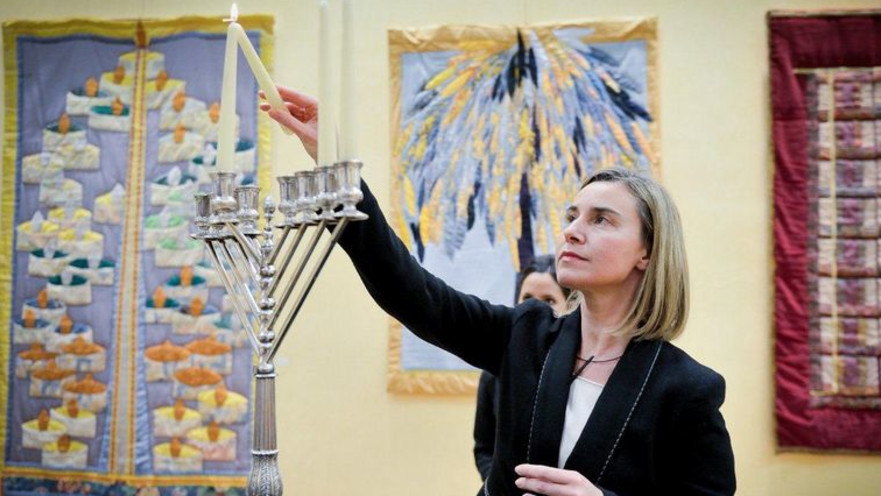 פדריקה מוגריני מדליקה