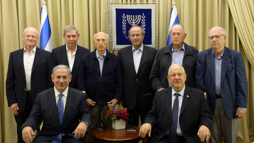 נשיא המדינה, ראש הממשלה וראשי המוסד לדורותיהם: צביקה זמיר, נחום אדמוני, שבתי שביט, דני יתום ואפרים הלוי