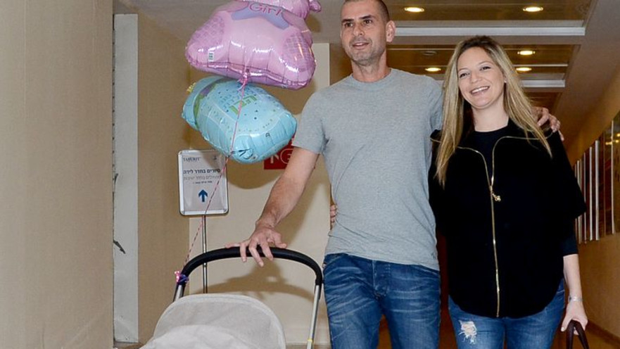 אייל קיציס וטלי מורנו יוצאים מבית החולים