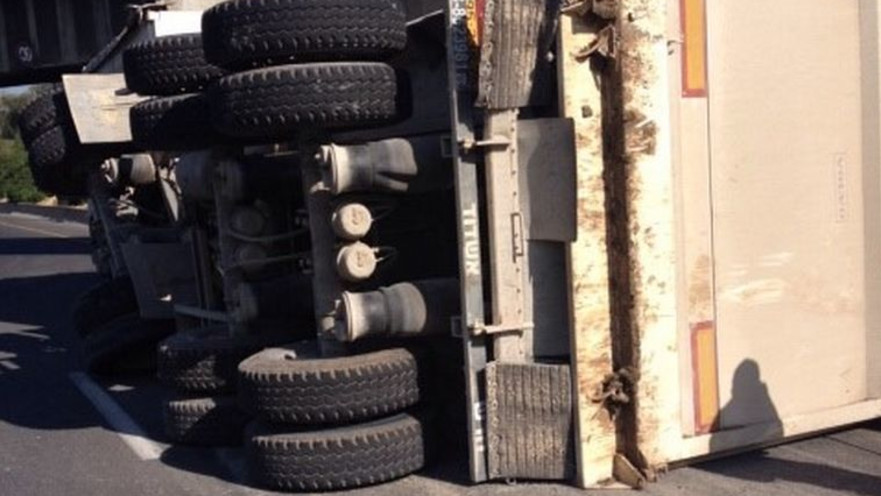 משאית התהפכה באיילון