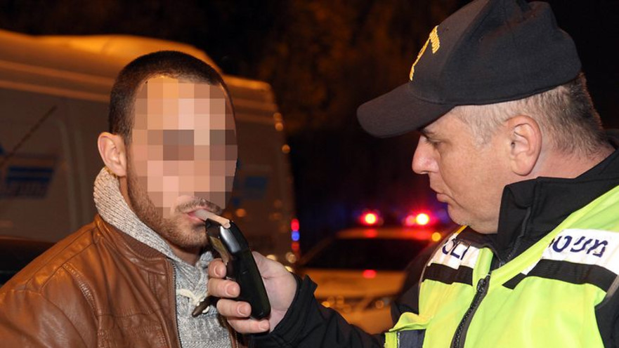 שוטר מבצע בדיקת ינשוף