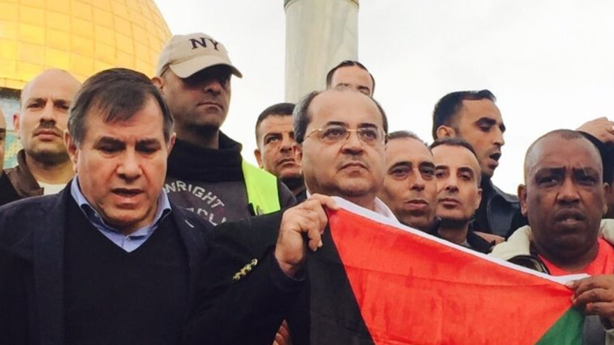 אחמד טיבי בהר הבית עם דגל פלסטין