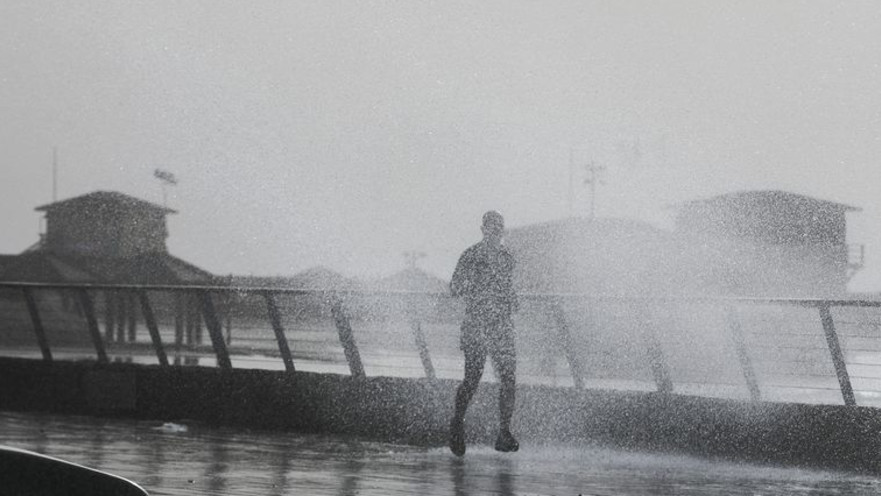 מזג האוויר הסוער בנמל תל אביב