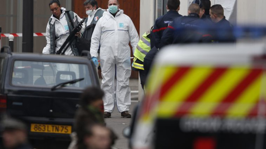 כוחות הביטחון הצרפתים בזירת הפיגוע במגזין "שארלי הבדו"