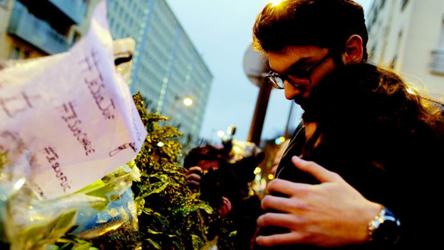 יהודים בעצרת זיכרון בפריז לאחר הפיגוע במרכול 