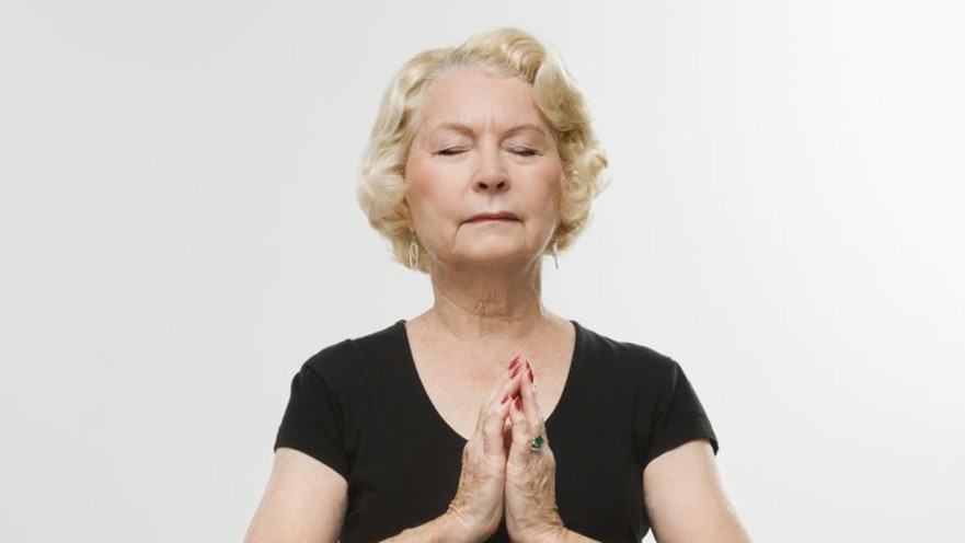 אשה עושה מדיטציה - אילוסטרציה