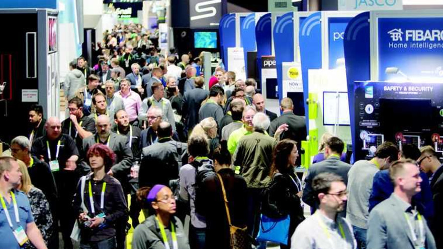 מבקרים בתערוכה בווגאס