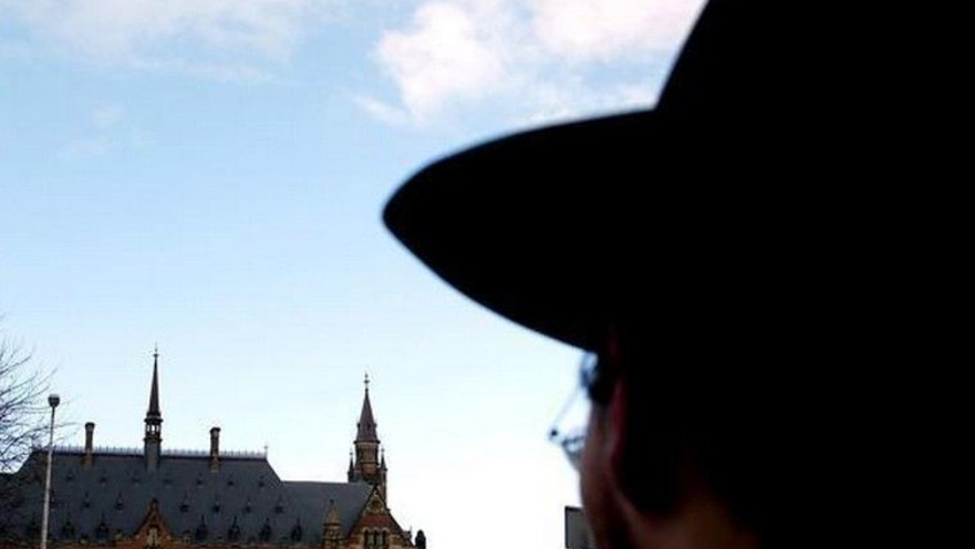 יהודי מביט על היכל השלום בהאג