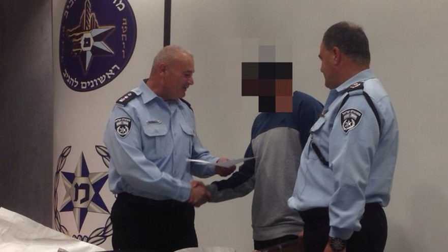 הסוכן הסמוי מקבל תעודת הערכה