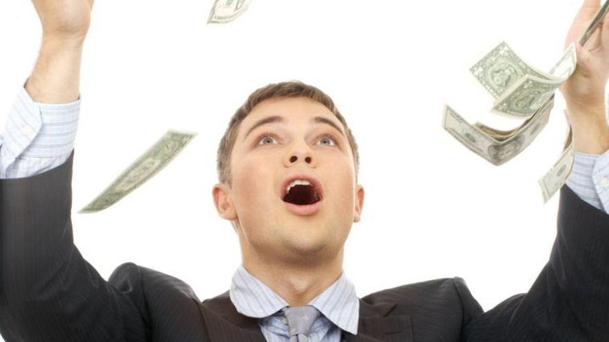 איש חוגג זכייה בלוטו