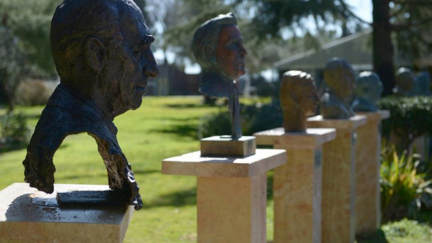 פסל שמעון פרס