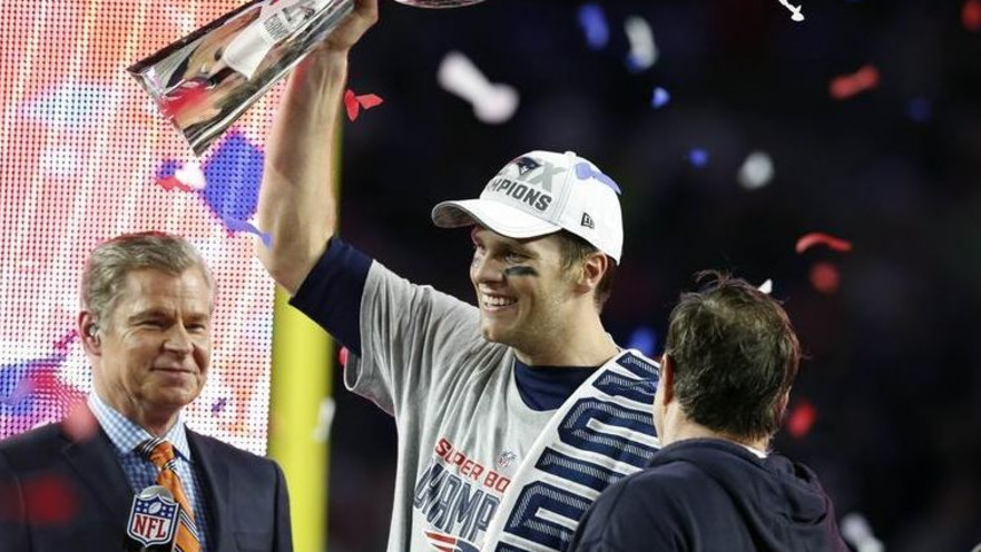 טום בריידי מניף את גביע הסופרבול