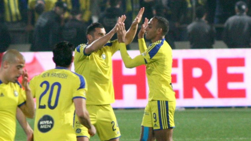 שחקני מכבי תל אביב חוגגים ניצחון בדרבי