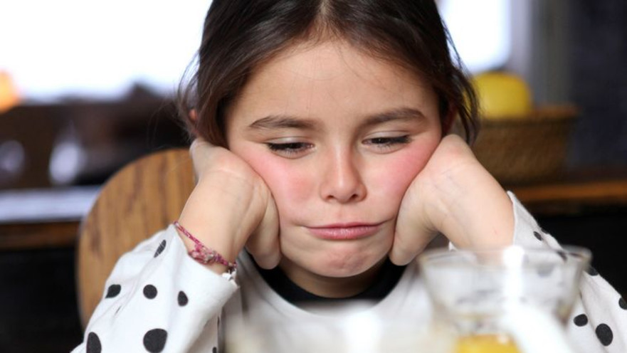 ילדה מסרבת לאכול