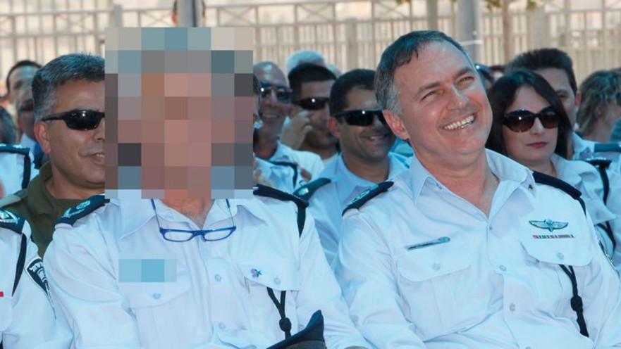 יוחנן דנינו עם הניצב החשוד בהטרדה