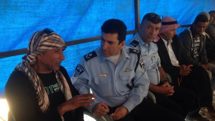 ניצב יורם הלוי מנחם את משפחת אל-עסיבי