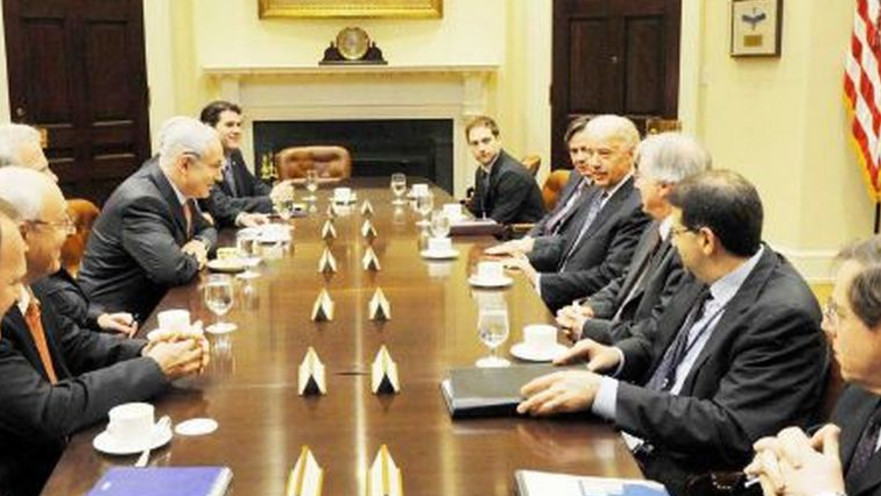 נתניהו בפגישה עם סגן נשיא ארה״ב, ג׳ו ביידן, בבית הלבן ב־ 2011 . בקצה השולחן משמאל: השגריר דרמר. הפעילו ״נוהל חניבעל״ נגד ממשל אובמה