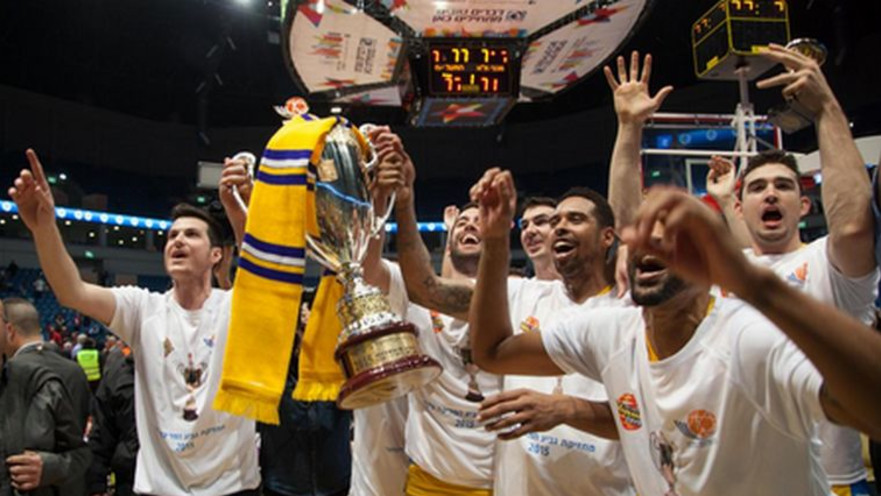 מכבי תל אביב כדורסל חוגגת עם הגביע 