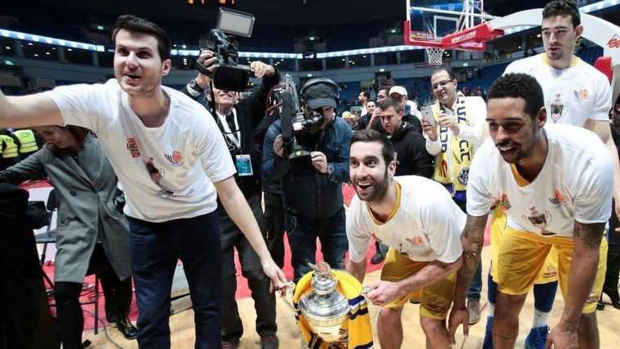 במכבי ת"א חוגגים זכייה בגביע 