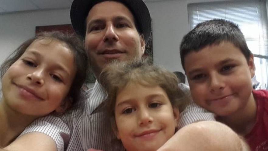 יו"ר הוועד העירוני, פז כהן, וילדיו