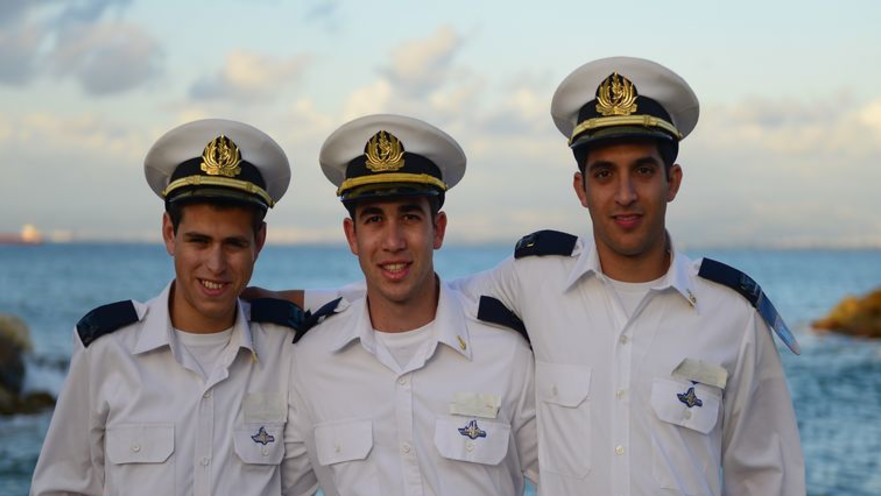 מסיימי קורס חובלים. מימין לשמאל: שחר יהב גיא למדן וגיא סלע