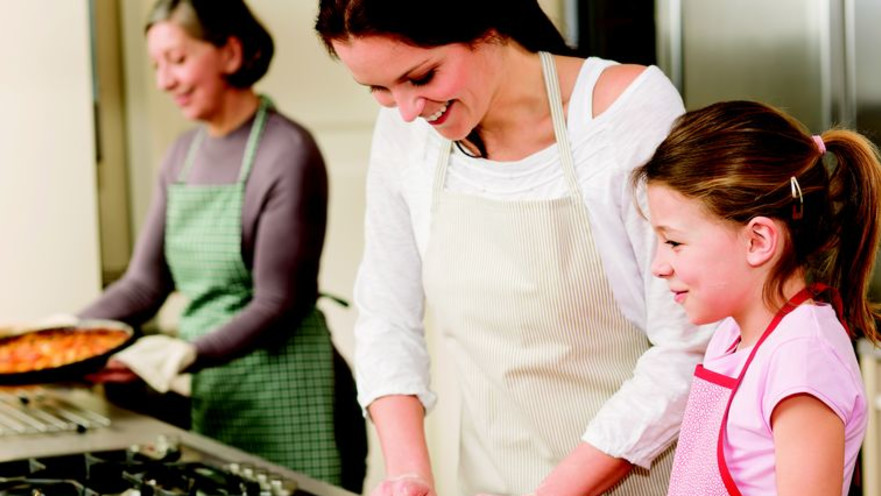 אם ובת במטבח