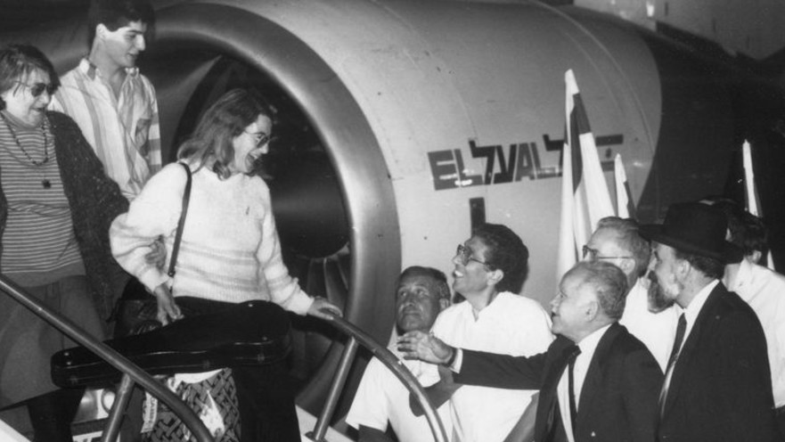 יצחק שמיר מקבל פניהם של עולים מבריה"מ, 1990