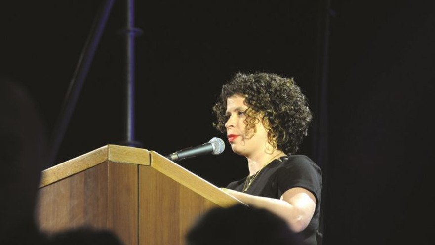 מיכל קסטן קידר, אלמנתו של דולב קידר ז"ל, נואמת בעצרת להחלפת השלטון