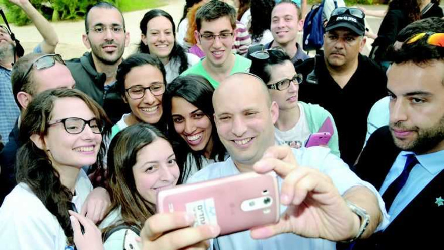 נפתלי בנט סלפי