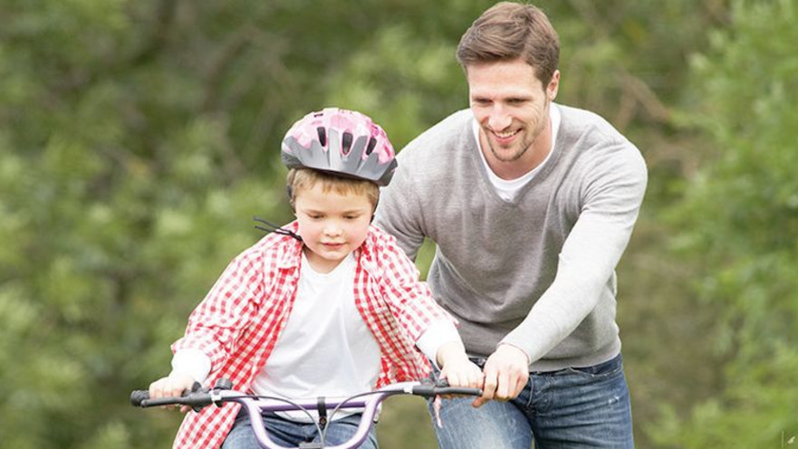 אבא ובן על אופניים