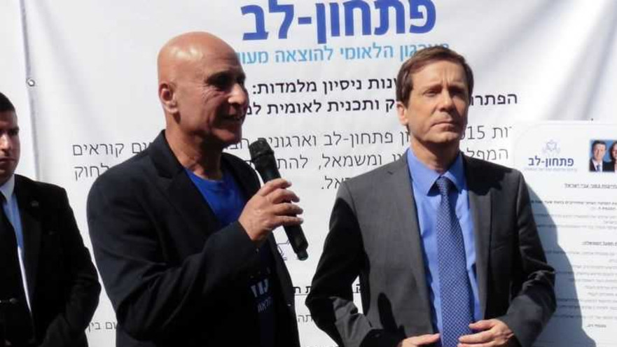 יצחק הרצוג באוהל על עמותת "פתחון לב"