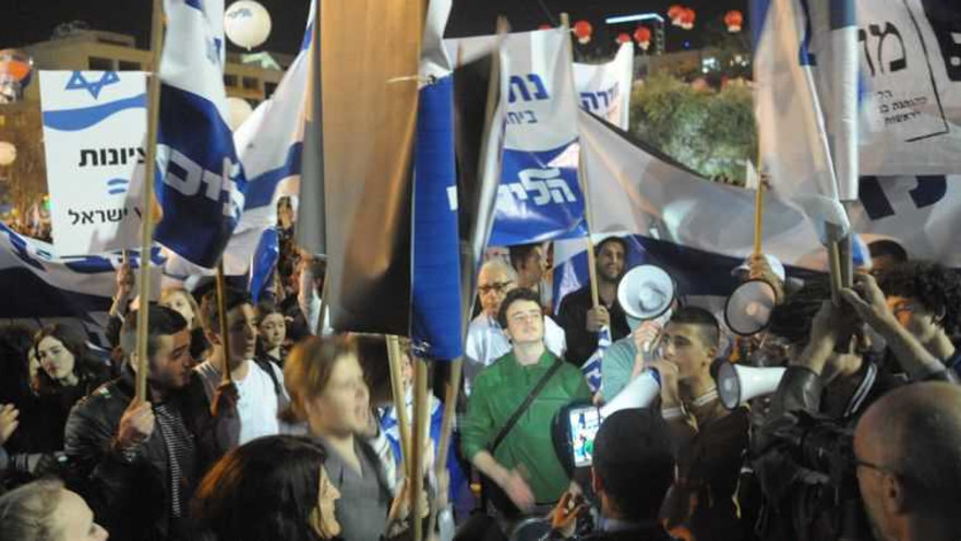 שלטים מונפים בעצרת הימין ביכר