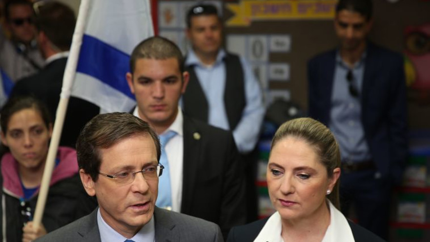 יצחק הרצוג ומיכל הרצוג בקלפי