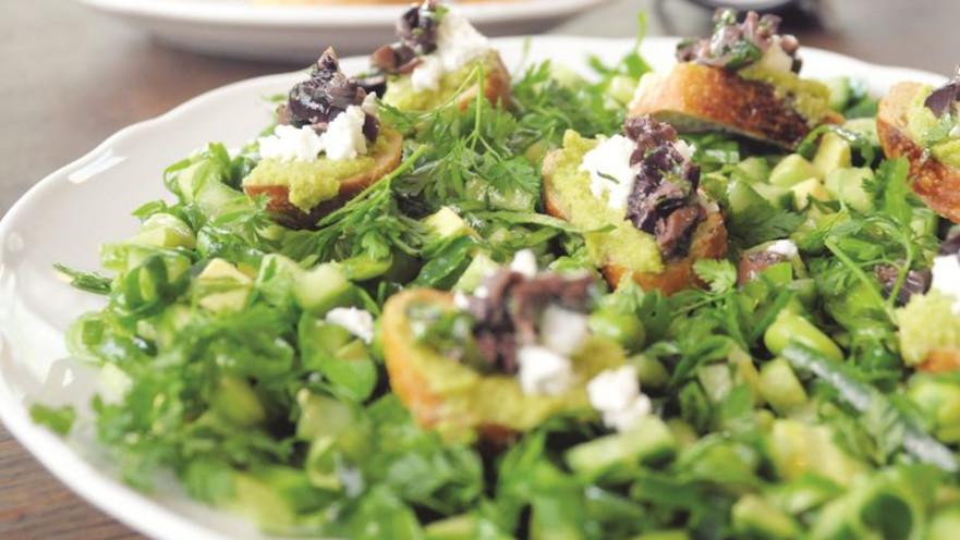 סלט ירוקים עם קרוסטיני וממרח פול ירוק 