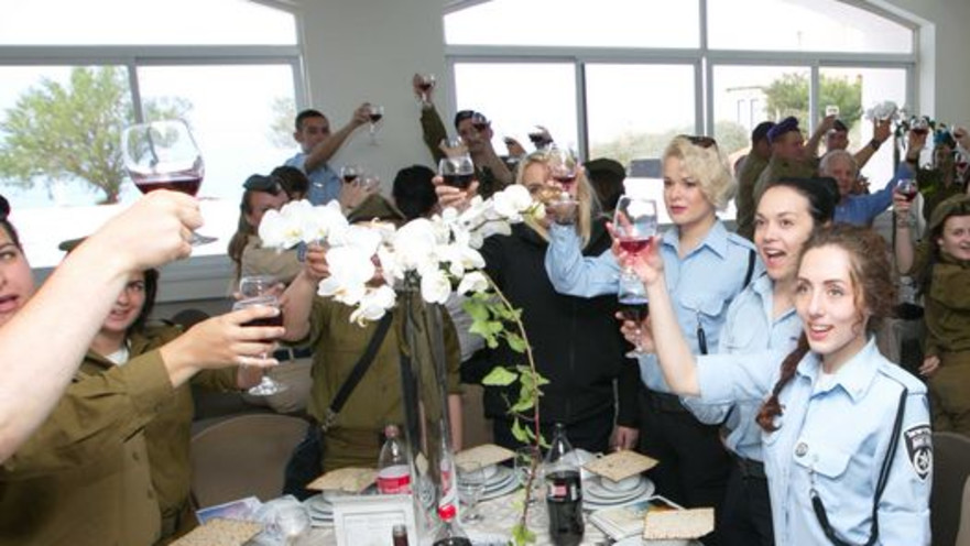 חיילים בודדים חוגגים את חג הפסח