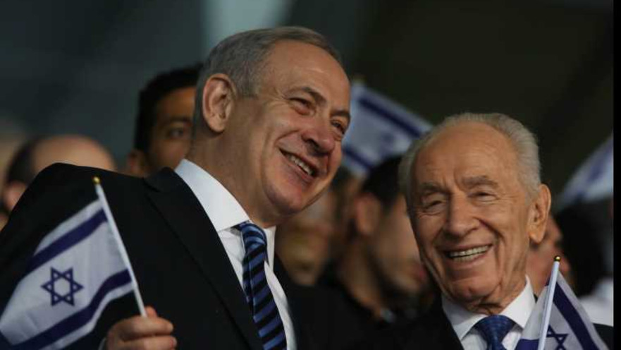 שמעון פרס ובנימין נתניהו מנופפים בדגלי ישראל