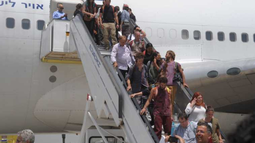"לא חשבנו שנחזור בקרוב". יורדים מהמטוס מנפאל