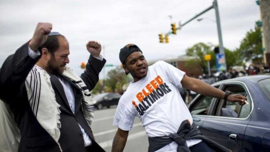 תושבי בולטימור חוגגים ברחובות