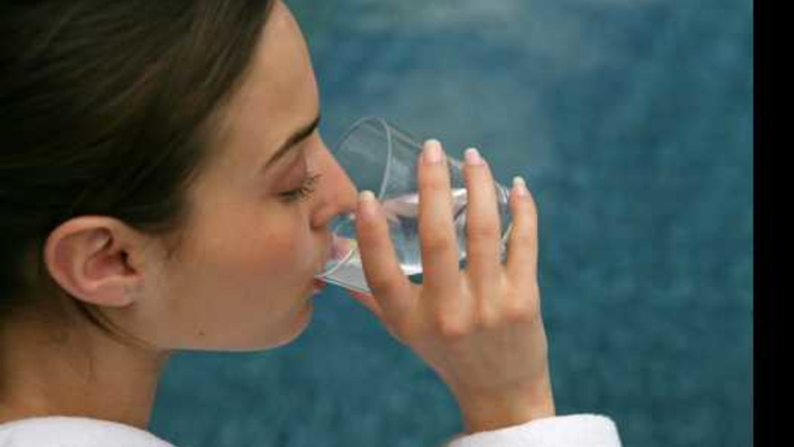 מוסיפים חומץ למים בבוקר? זה מאוד לא בריא לכם