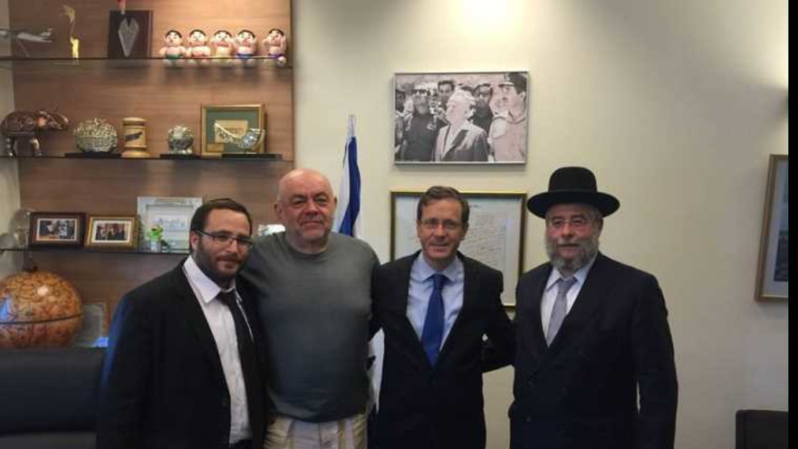 הרב פנחס גולדשמידט עם יצחק הרצוג