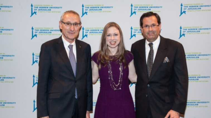 קלינטון עם עם נשיא אגודת הידידים הקנדים של האוניברסיטה העברית רנדי מאסטרס ונשיא האוניברסיטה פרופ' מנחם בן ששון