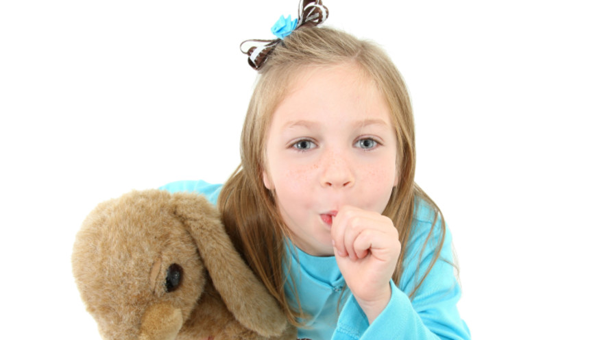 ילדה מוצצת אצבע