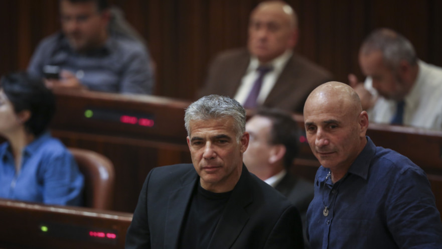 יאיר לפיד ועופר שלח בכנסת החדשה