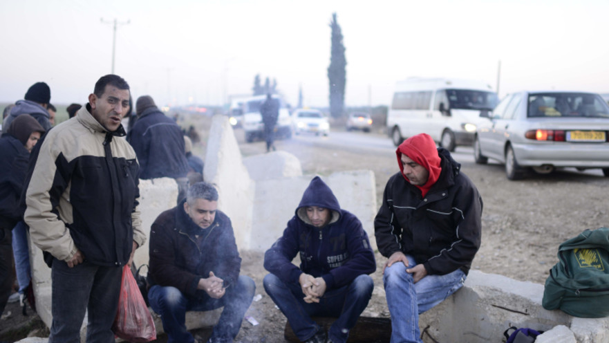 פועלים פלסטינים מחכים להסעות במחסום אייל