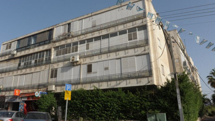 בניין המגורים בו התגורר והתאבד אריאל רוניס, הוד השרון