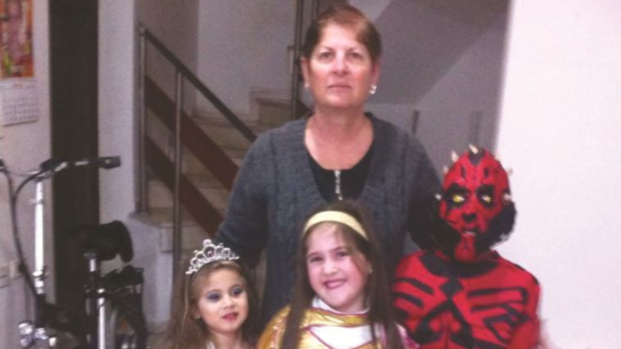 לאה גרינברג עם נכדיה