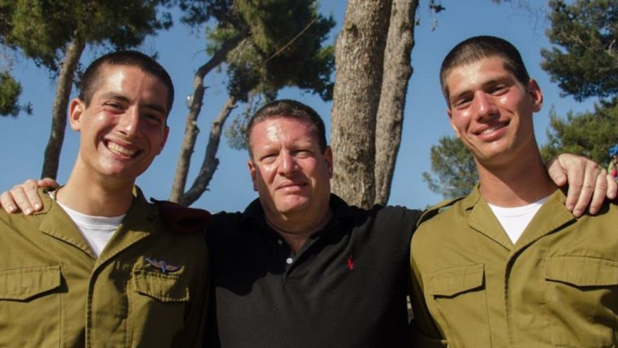 נמרוד שגב עם הבנים הצנחנים יובל ושחר