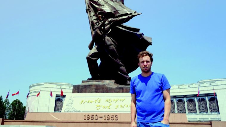 ליאור דיין מחוץ למוזיאון "הניצחון"