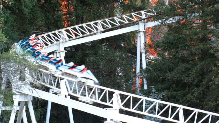 רכבת ההרים "רבולושן" בקליפורניה